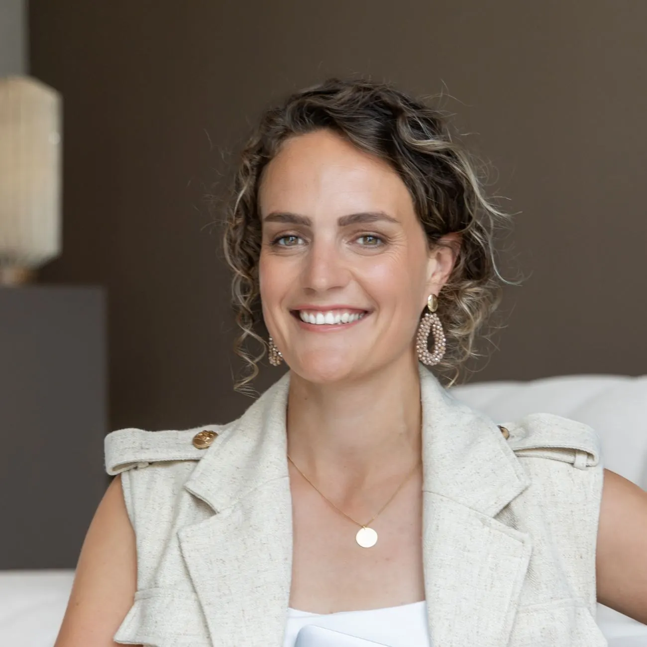 Yvonne Klijn van eztat met laptop in Studio Jupiter