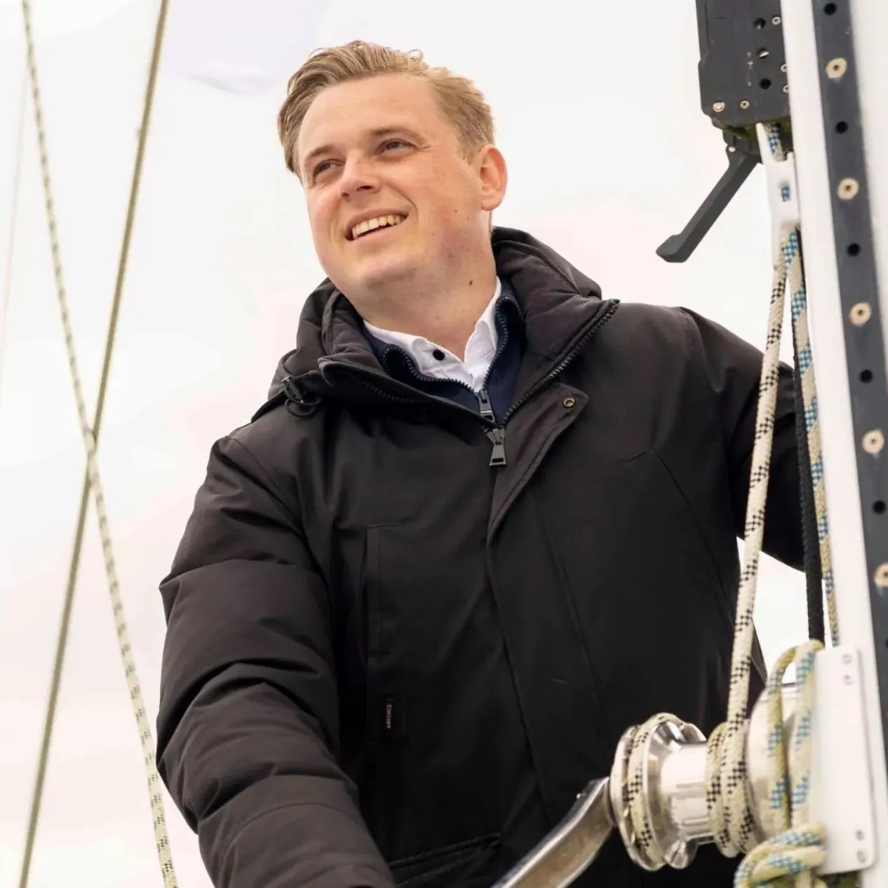 Bedrijfsmakelaar van RBMT aan boord van een zeilboot